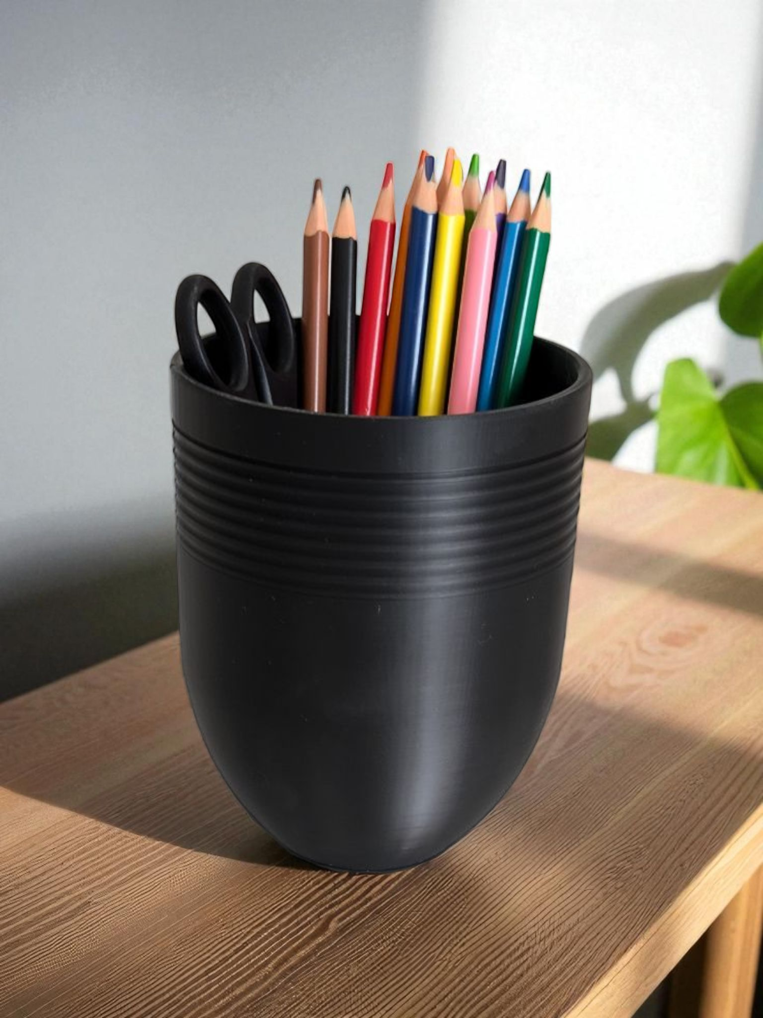 Large utility cup with a decorative touch