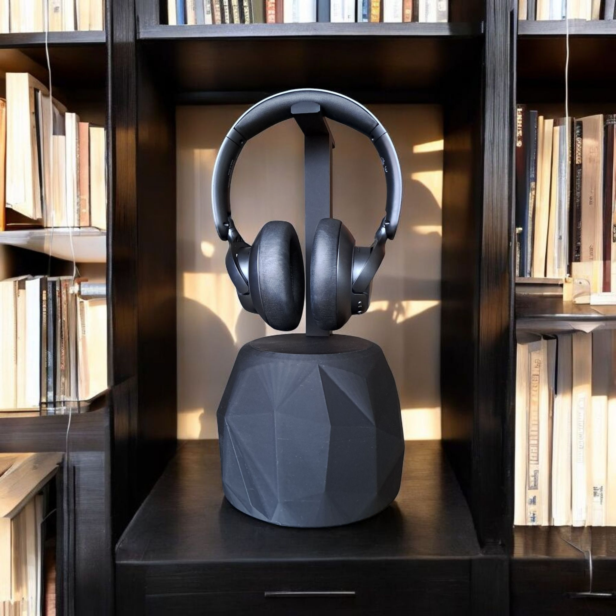 Support imposant pour casque d’écoute low poly — vue 2