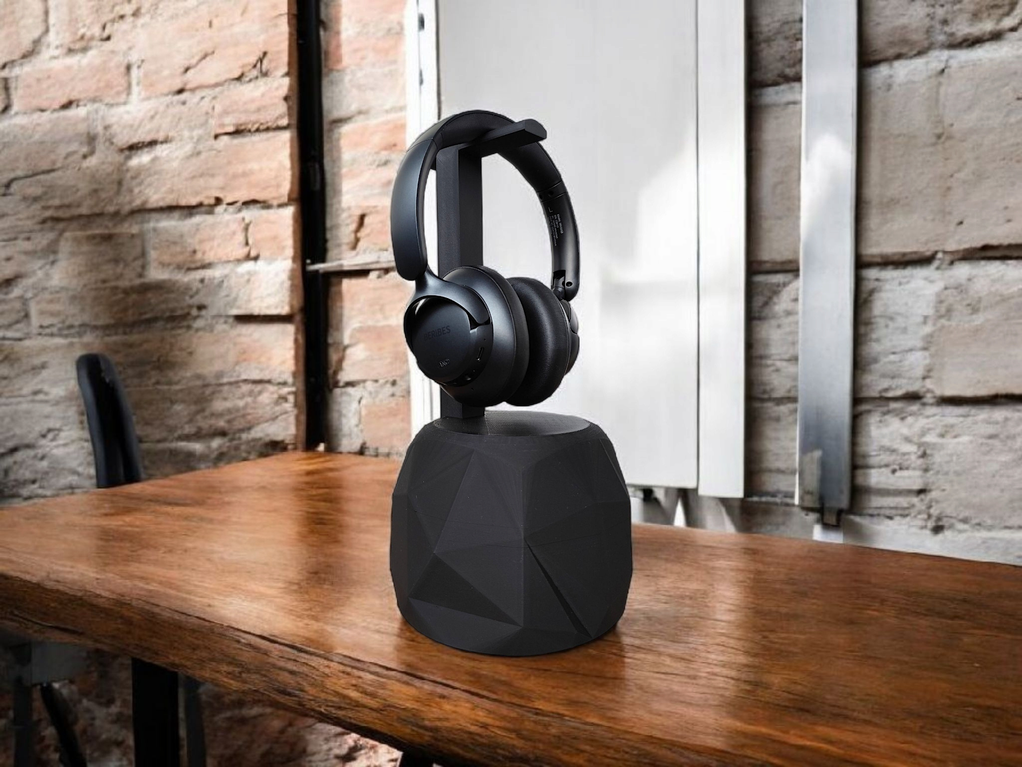 Support imposant pour casque d’écoute low poly — vue 3