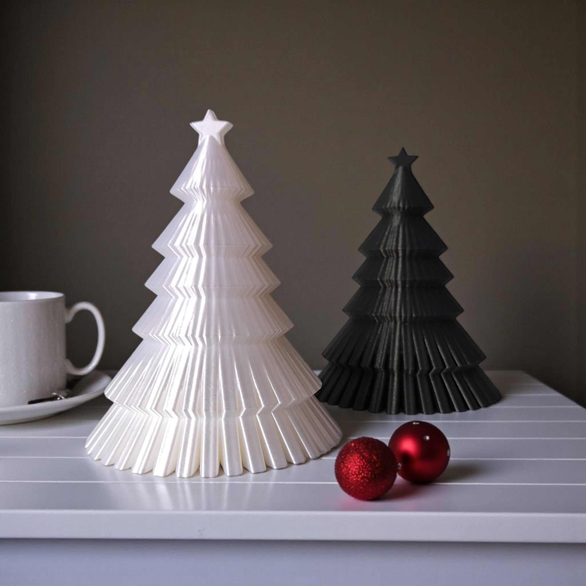 Ribbed Christmas tree with star — view 2