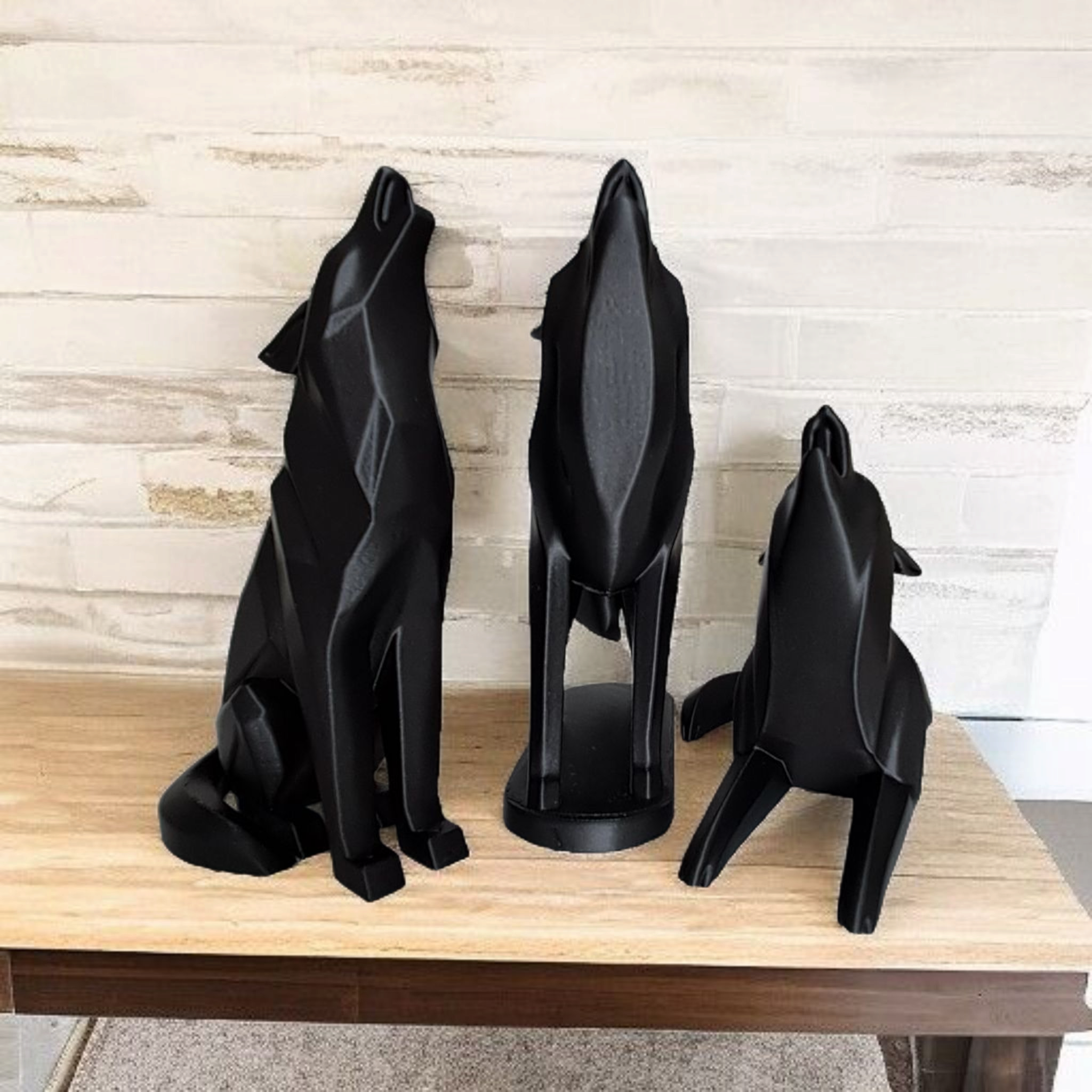 Minimalist lying howling wolf — view 4