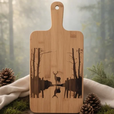 Planche à découper en bambou gravée au laser d'un cerf en forêt