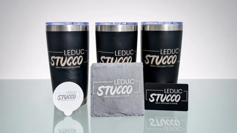 Gobelets isothermes noirs, sous-verre en ardoise et carte d'affaires en aluminium gravés au laser du logo de Leduc Stucco