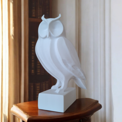Hibou majestueux sur socle