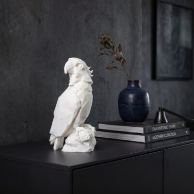Sculpture de perroquet low poly perché sur un rocher, imprimée en 3D