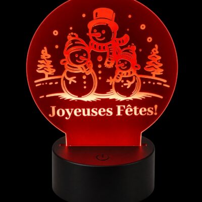 Veilleuse en acrylique gravé au laser : famille de trois bonshommes de neige et sapins, « Joyeuses Fêtes! », sur base DEL noire allumée en rouge
